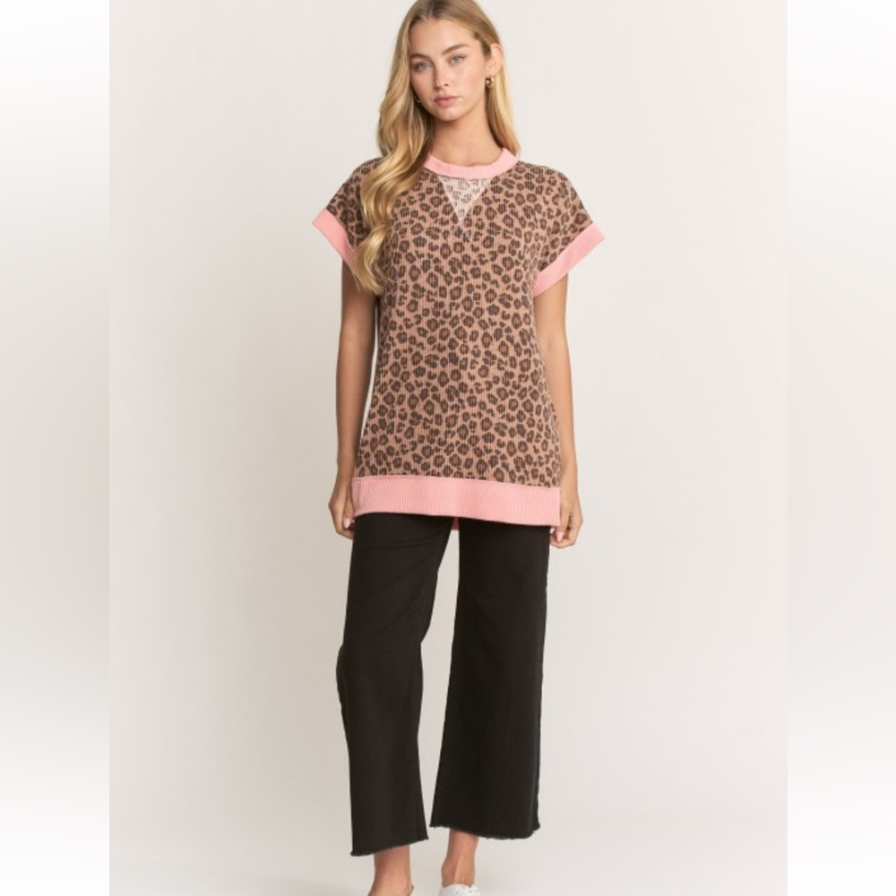 778. Ribbed leopard short sleeve top with pink accents